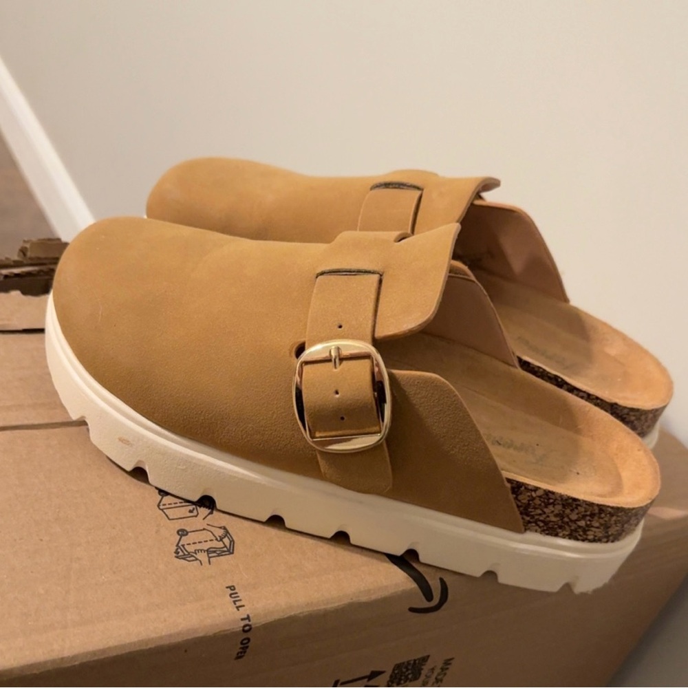 The Oaks Platform Clog.
Mod Boutique 
Used -Good Condition 
Size 6.5
Color (Tan)